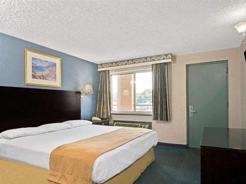 Super 8 By Wyndham Milford/New Haven Hotel Exterior photo