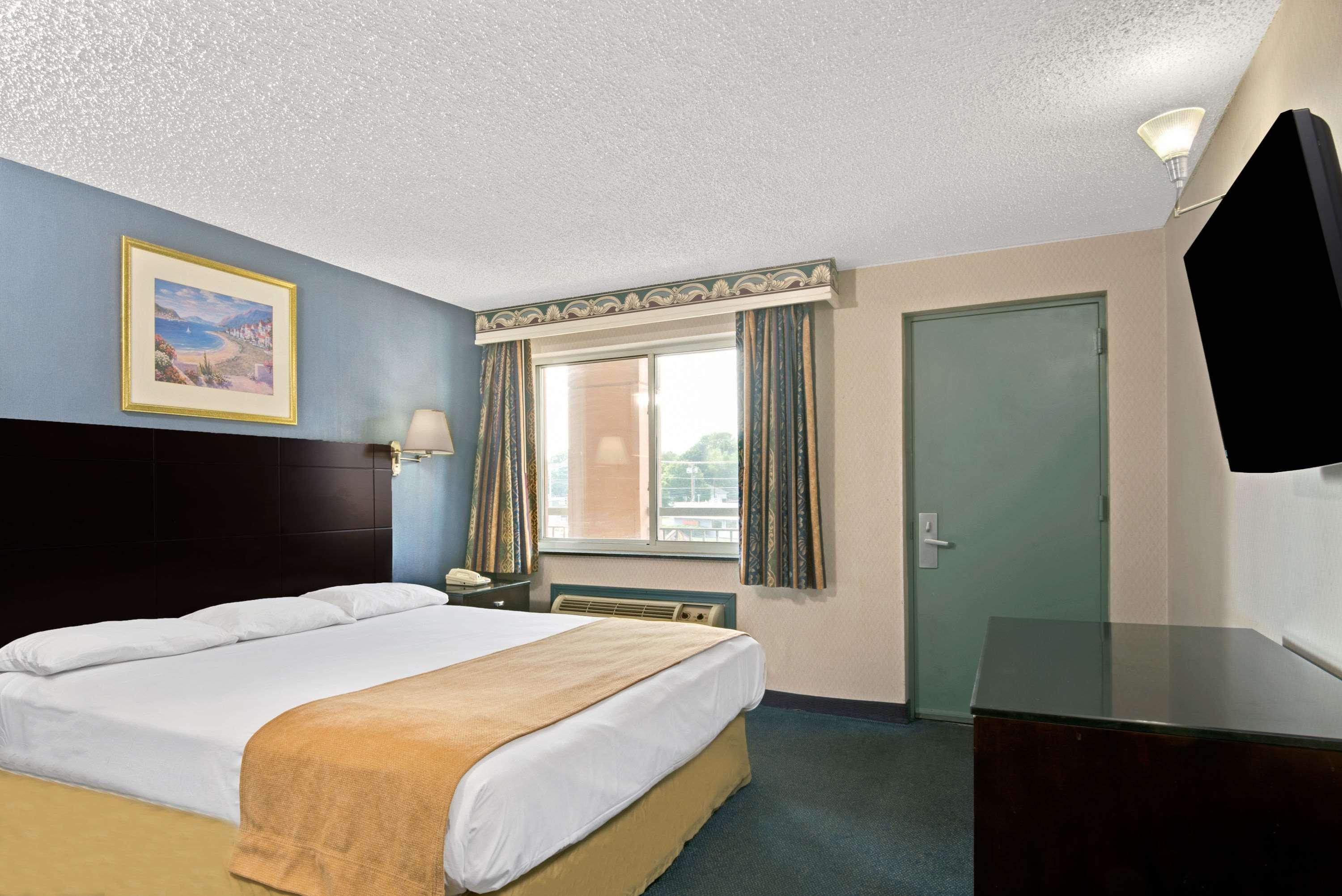 Super 8 By Wyndham Milford/New Haven Hotel Exterior photo