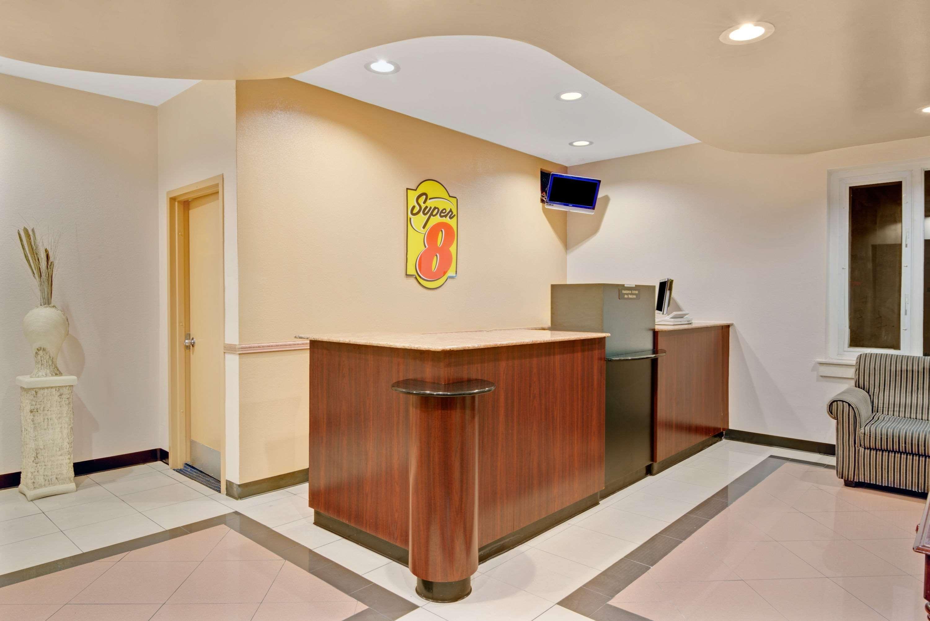 Super 8 By Wyndham Milford/New Haven Hotel Exterior photo
