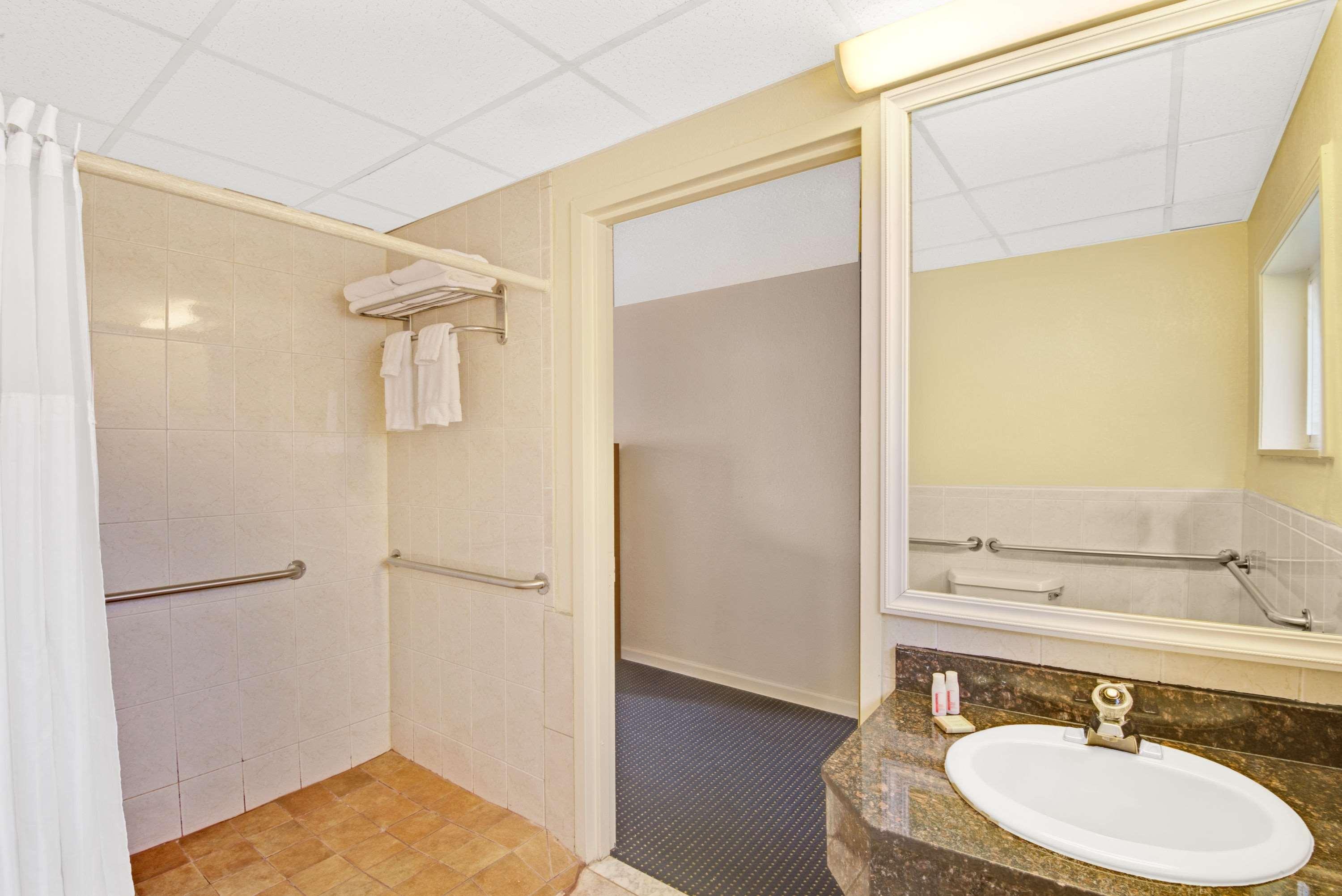 Super 8 By Wyndham Milford/New Haven Hotel Exterior photo